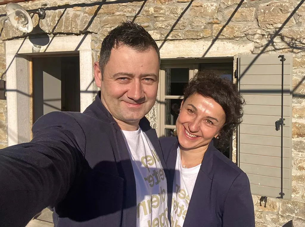 Pozdrav! Mi smo Dejan i Nina.